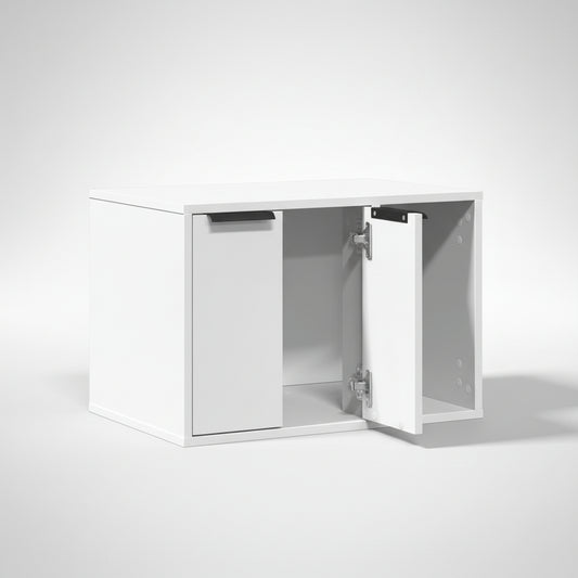 Une vue détaillée de face du meuble pour chat haut de gamme en bois d'ingénierie Blanc Albâtre, avec la porte principale ouverte. L'image montre l'espace intérieur spacieux et révèle un passage découpé à l'arrière, confirmant que le chat peut circuler discrètement vers une litière ou un coussin. Grâce à ce design fonctionnel, le meuble offre une solution anti-odeur et esthétique, s'intégrant parfaitement dans un salon moderne ou une salle de bain de luxe, signée Palais Félin Paris.