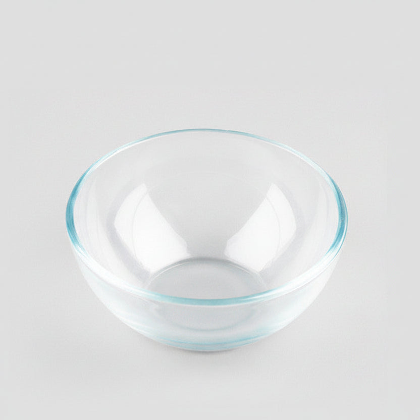 Un bol individuel en verre trempé transparent pour chat, présentant un design épuré et incurvé, photographié seul sur un fond blanc uni, collaboration Wakupet x Palais Félin Paris.