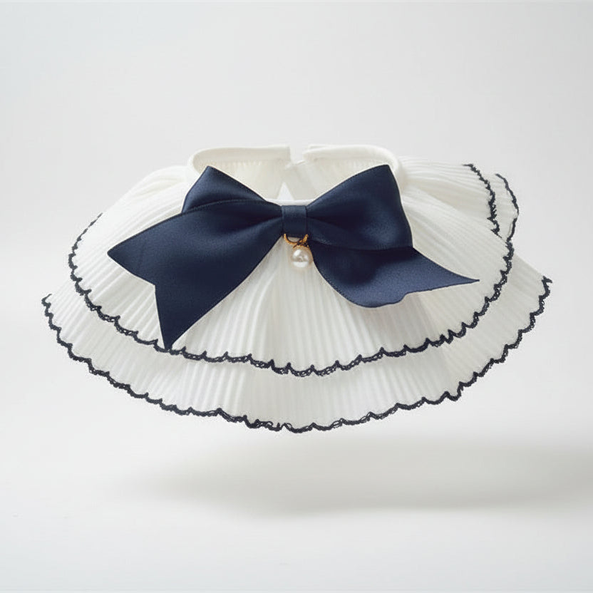 ​Collier pour chat Bleu Minuit en tissu soyeux avec nœud raffiné à liseré noir et perle centrale - Palais Félin Paris.