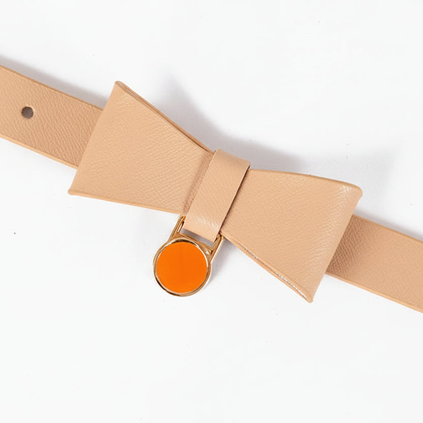  Collier pour chat en cuir couleur abricot avec nœud papillon et médaille orange, une création exclusive signée Palais Félin Paris.