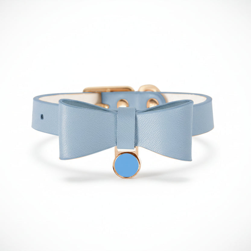 Collier de prestige pour chat en cuir bleu ciel souple, agrémenté de rivets et d'une boucle dorée brillante, Palais Félin Paris.