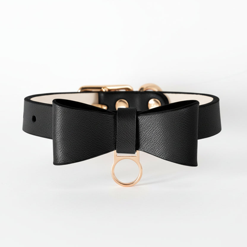 ​Collier de prestige pour chat en cuir noir onyx, doté d'une boucle dorée brillante et d'une surpiqûre artisanale, Palais Félin Paris.