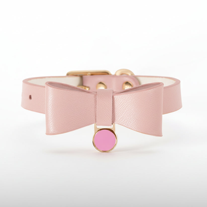​Collier de prestige pour chat en cuir véritable rose quartz, boucle dorée polie et finitions haute maroquinerie, Palais Félin Paris.