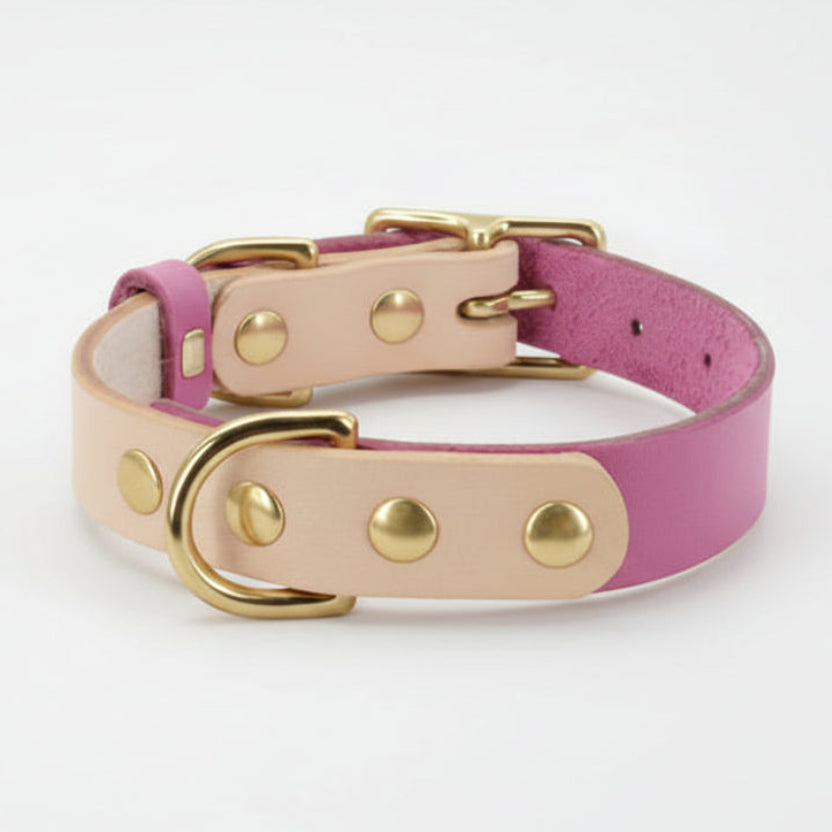 ​Collier pour chat en cuir synthétique rose de haute qualité avec finitions métalliques dorées et médaillon central, Palais Félin Paris.