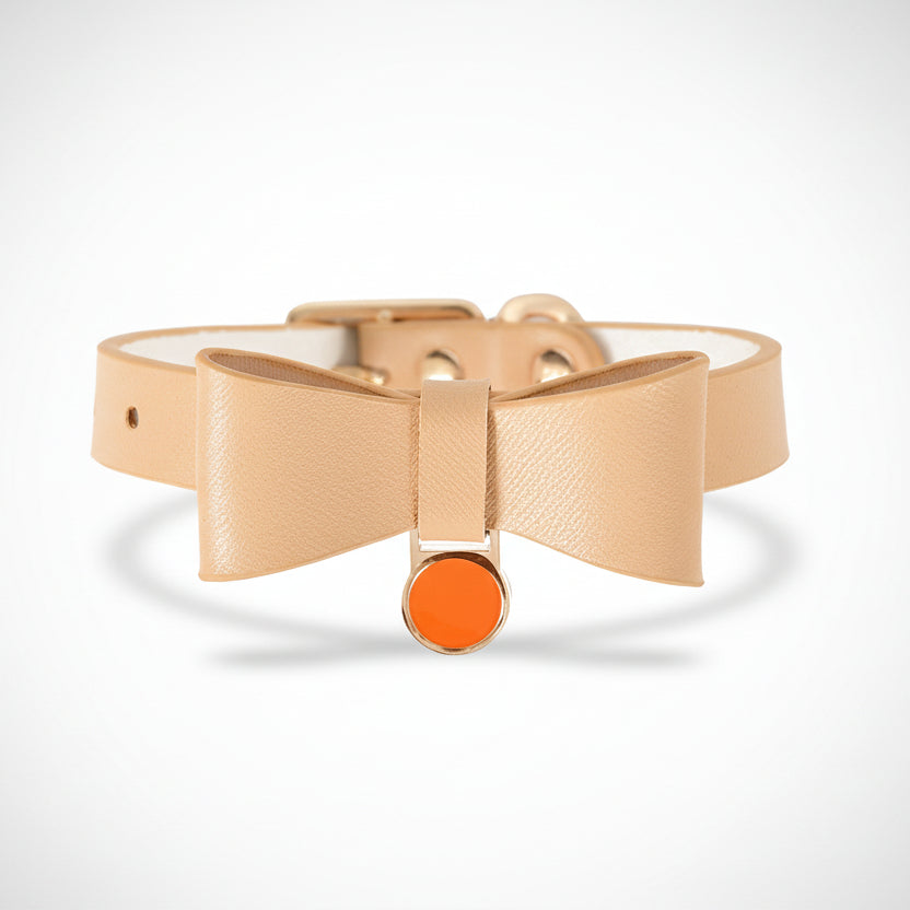 Collier pour chat en cuir véritable de haute qualité avec boucle dorée polie, design exclusif Palais Félin Paris.