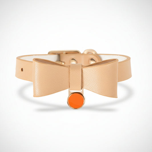 Collier pour chat en cuir véritable de haute qualité avec boucle dorée polie, design exclusif Palais Félin Paris.