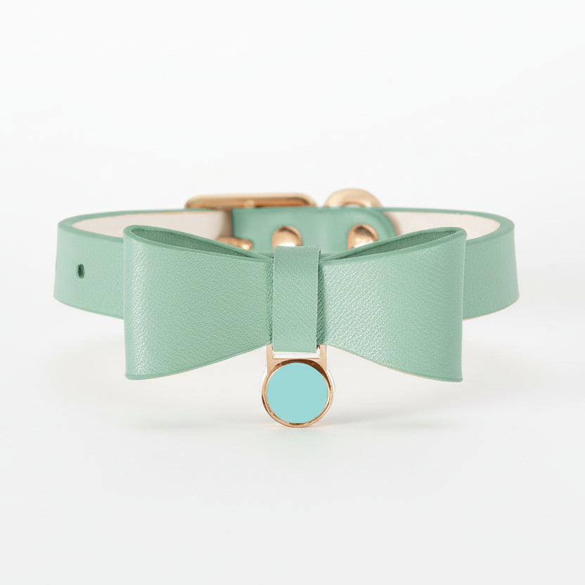 ​Collier de créateur pour chat en cuir véritable vert sauge, boucle dorée haute brillance et design minimaliste de luxe.
