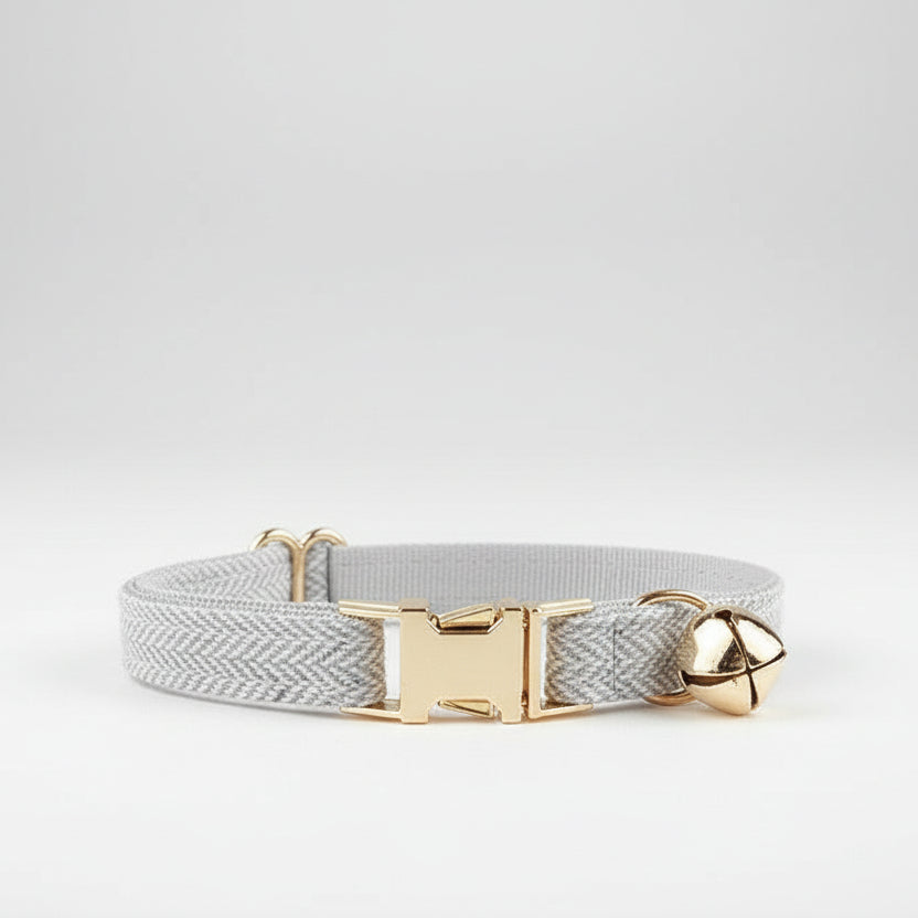 ​Collier gris minimaliste pour chat en cuir synthétique avec boucle dorée et clochette sans nœud papillon - Palais Félin Paris.