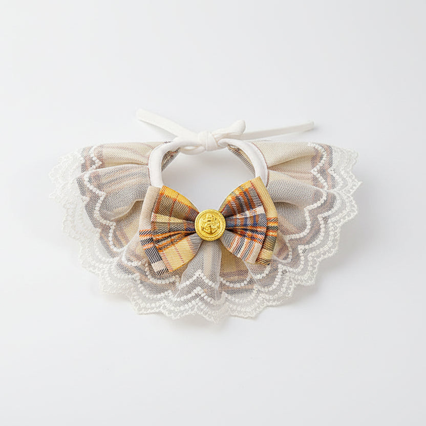 Accessoire de luxe pour chat en tissu jaune impérial avec bijou fleur serti et détails en or brossé, présenté dans une ambiance galerie - Palais Félin Paris.