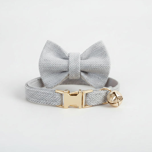 ​Collier nœud papillon gris élégant pour chat en cuir synthétique avec boucle dorée et clochette - Palais Félin Paris.