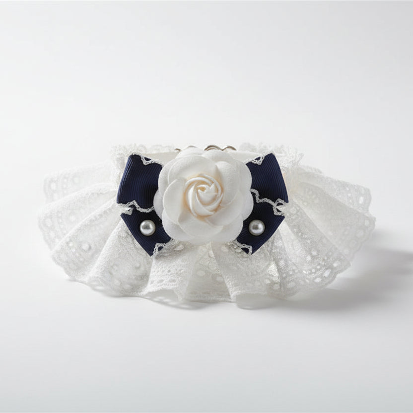 Collier pour chat Blanc Perle en textile soyeux avec fleur centrale et perles décoratives Palais Félin Paris.
