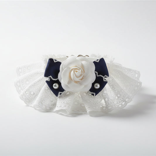 Collier pour chat Blanc Perle en textile soyeux avec fleur centrale et perles décoratives Palais Félin Paris.