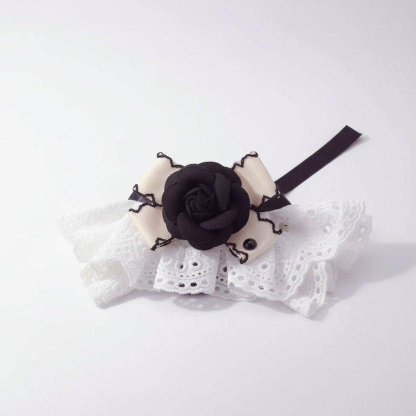 ​Collier bijou pour chat Noir Onyx en tissu soyeux avec une rose noire centrale et perles de synthèse - Palais Félin Paris.