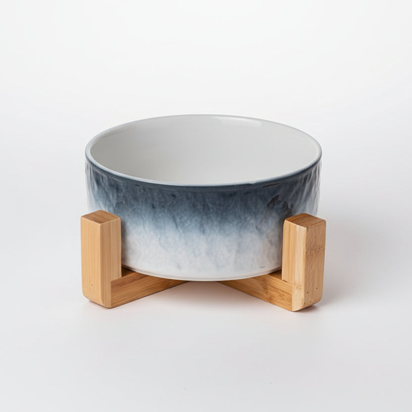 ​Gamelle pour chat en porcelaine bleue avec support ergonomique en bois naturel, design minimaliste et élégant, Palais Félin Paris.