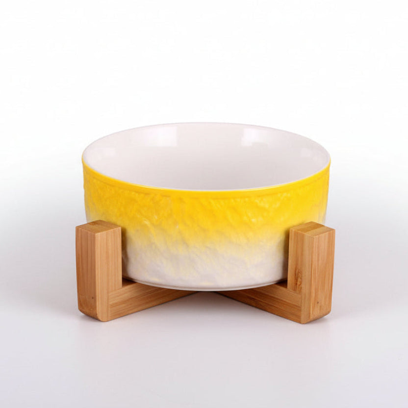 Gamelle pour chat en porcelaine jaune avec support ergonomique en bois naturel, accessoire haut de gamme, Palais Félin Paris.