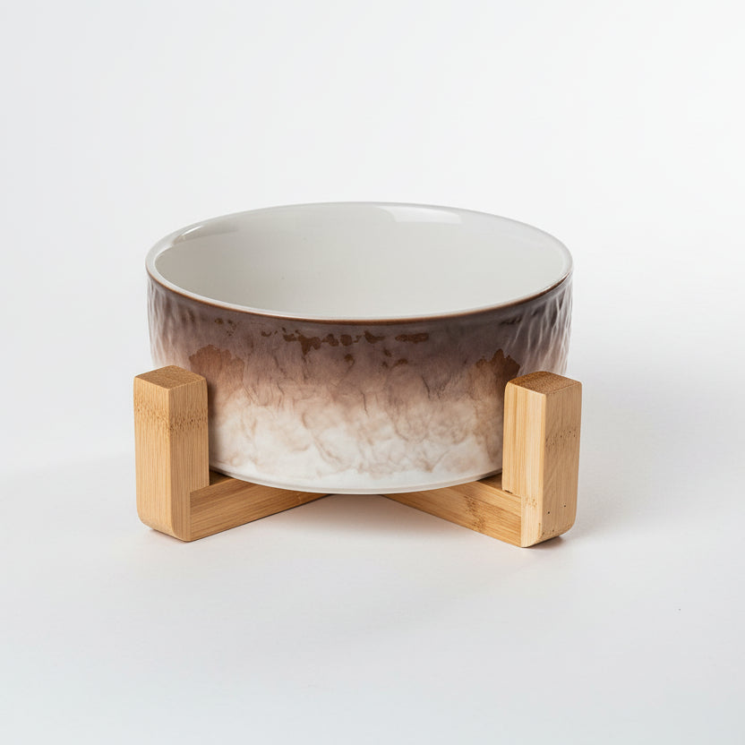 Gamelle pour chat en porcelaine marron avec support ergonomique en bois naturel, style luxueux et épuré, Palais Félin Paris.
