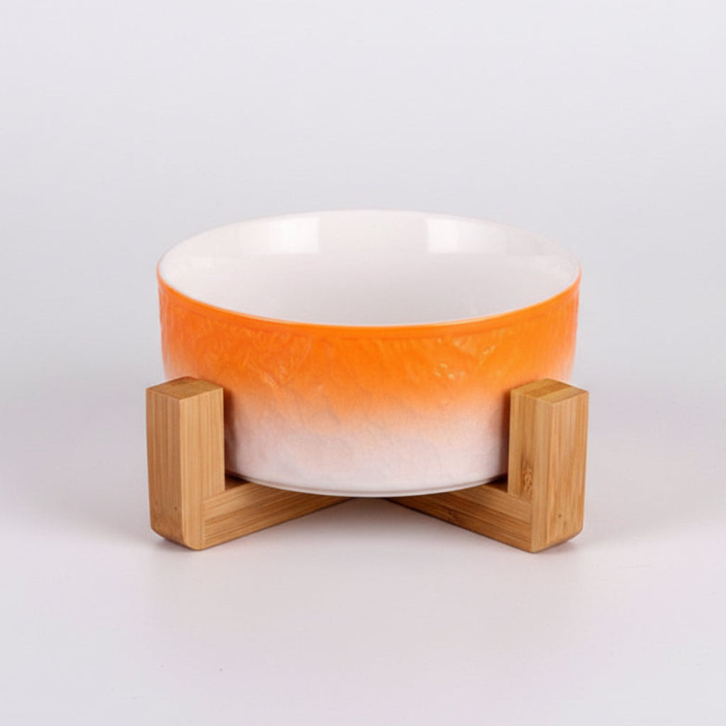 Gamelle pour chat en porcelaine orange avec support ergonomique en bois naturel, éclat et élégance, Palais Félin Paris.