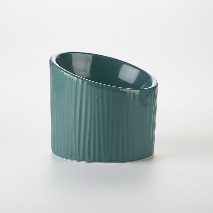 Gamelle pour chat design en poterie vert canopée artisanale striée style zen luxe Palais Félin Paris.