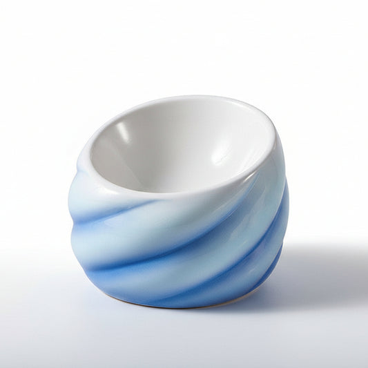 ​Gamelle individuelle au design artisanal pour chat en céramique bleu-gris à la finition lisse et épurée, posée sur un plateau en bois, signée Palais Félin Paris.