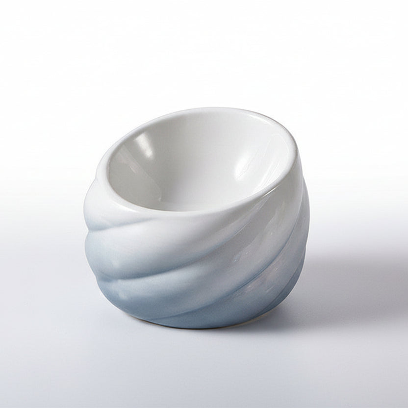 ​Gamelle individuelle au design artisanal pour chat en céramique gris clair au fini impeccable, combinant sobriété et authenticité pour un intérieur moderne, signée Palais Félin Paris.