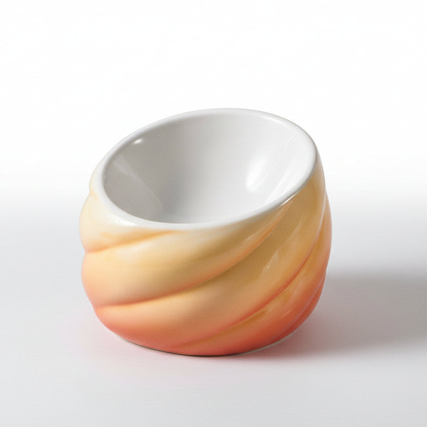 ​Gamelle individuelle au design artisanal pour chat en céramique orange terracotta à la teinte chaleureuse et unie, mettant en valeur la forme épurée de l'objet, signée Palais Félin Paris.