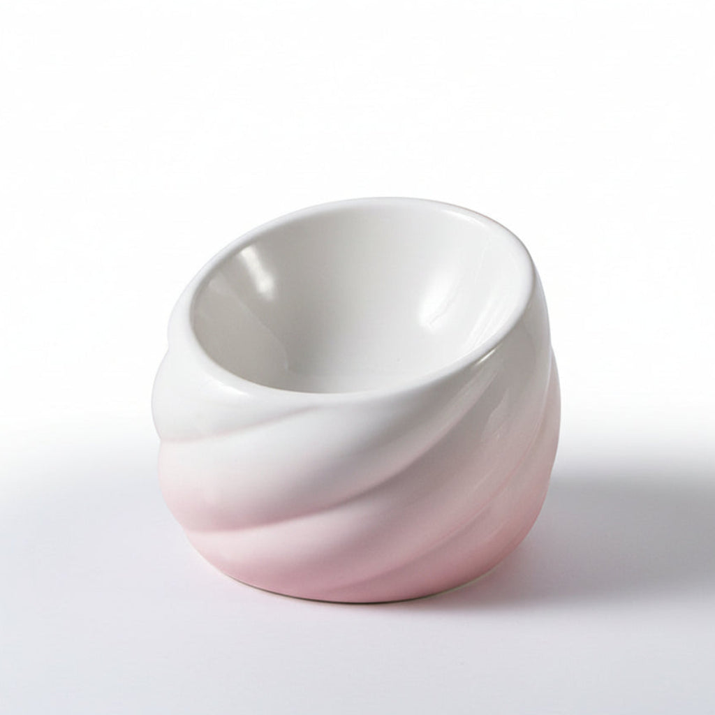 ​Gamelle individuelle au design artisanal pour chat en céramique rose pastel très léger au rendu uniforme, posée sur un plateau en bois, offrant une esthétique douce et minimaliste, signée Palais Félin Paris.