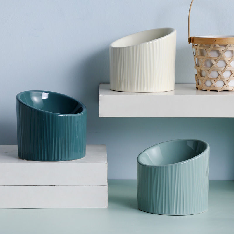 ​Détail d'une collection de gamelle artisanale en poterie mate aux finitions naturelles, illustrant le savoir-faire de la céramique traditionnelle pour un intérieur de luxe, signée Palais Félin Paris.