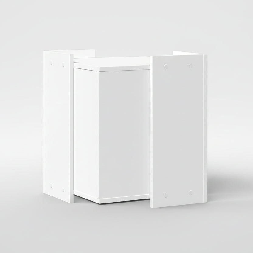 Vue arrière épurée du meuble bibliothèque pour chat bois blanc. La finition soignée du panneau arrière permet de placer ce meuble n'importe où dans la pièce tout en cachant efficacement les accessoires du chat (litière ou panier), par Palais Félin Paris.