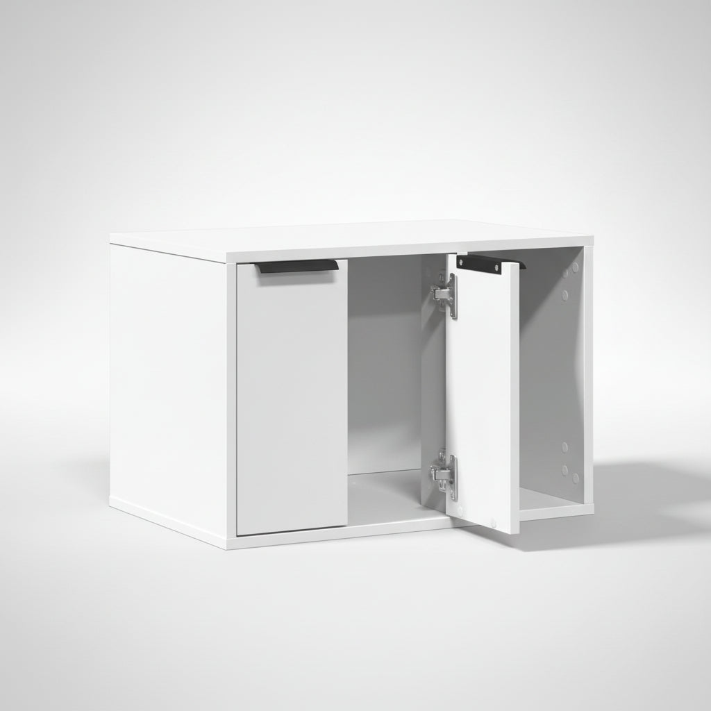 Une vue détaillée de face du meuble pour chat haut de gamme en bois d'ingénierie Blanc Albâtre, avec la porte principale ouverte. L'image montre l'espace intérieur spacieux et révèle un passage découpé à l'arrière, confirmant que le chat peut circuler discrètement vers une litière ou un coussin. Grâce à ce design fonctionnel, le meuble offre une solution anti-odeur et esthétique, s'intégrant parfaitement dans un salon moderne ou une salle de bain de luxe, signée Palais Félin Paris.

