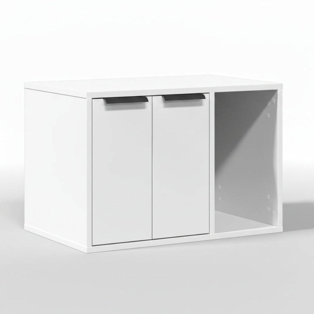 Grand buffet cache-litière de luxe en bois blanc Albâtre Palais Félin Paris, meuble TV ou console pour chat au design moderne et anti-odeur, solution élégante et discrète avec portes pour dissimuler la litière.