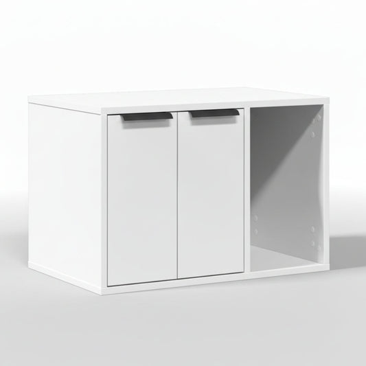 Grand buffet cache-litière de luxe en bois blanc Albâtre Palais Félin Paris, meuble TV ou console pour chat au design moderne et anti-odeur, solution élégante et discrète avec portes pour dissimuler la litière.