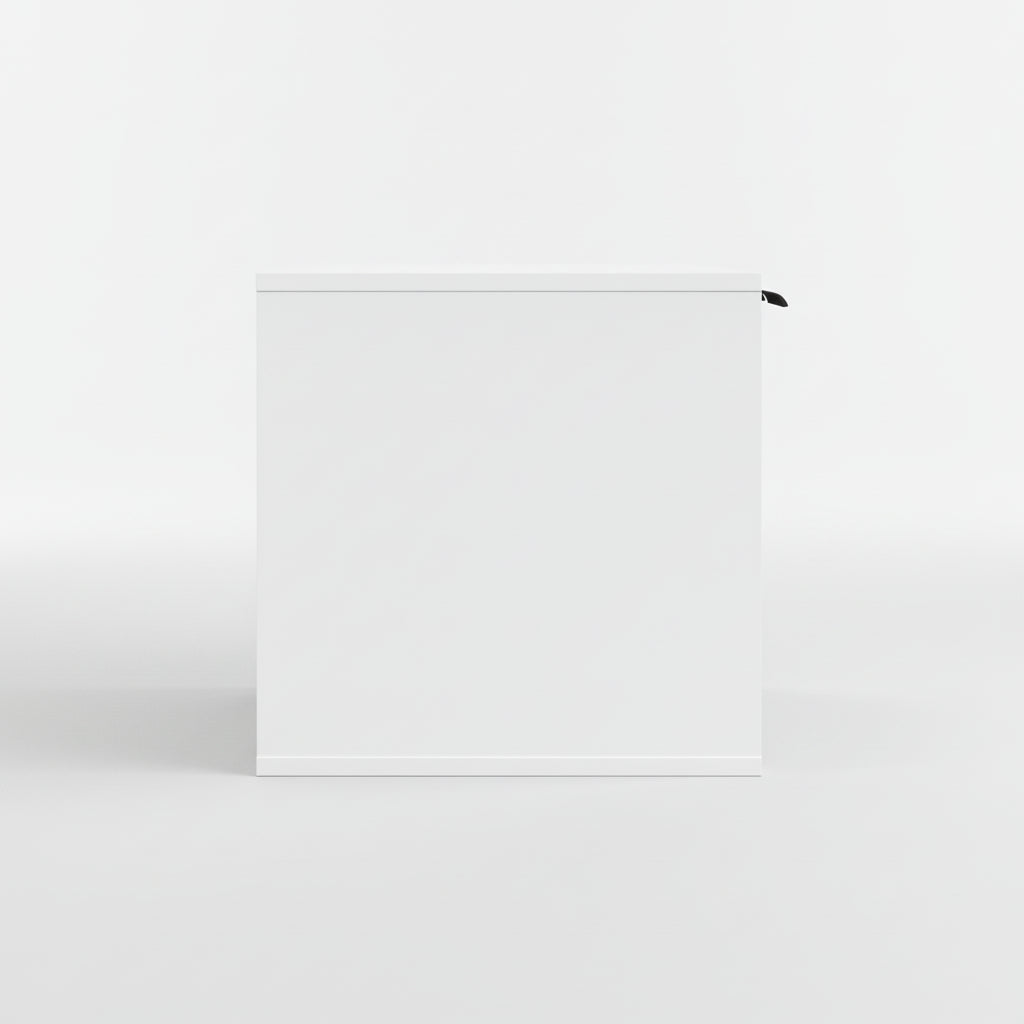 Une vue de profil épurée sur fond neutre du meuble pour chat haut de gamme en bois d'ingénierie Blanc Albâtre. Cette perspective souligne la profondeur du meuble et sa silhouette minimaliste, conçu pour servir de cache-litière ou de niche élégante dans un salon moderne ou une salle de bain de luxe, par Palais Félin Paris.