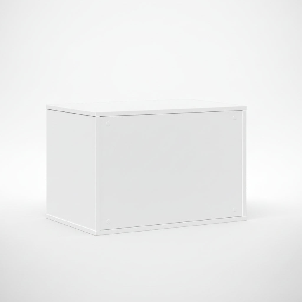 Une vue arrière épurée sur fond neutre du meuble pour chat haut de gamme en bois d'ingénierie Blanc Albâtre. Cette face pleine souligne la finition impeccable et la qualité de fabrication du meuble, conçu pour dissimuler avec élégance une litière ou un coussin dans un salon moderne ou une salle de bain de luxe, par Palais Félin Paris.