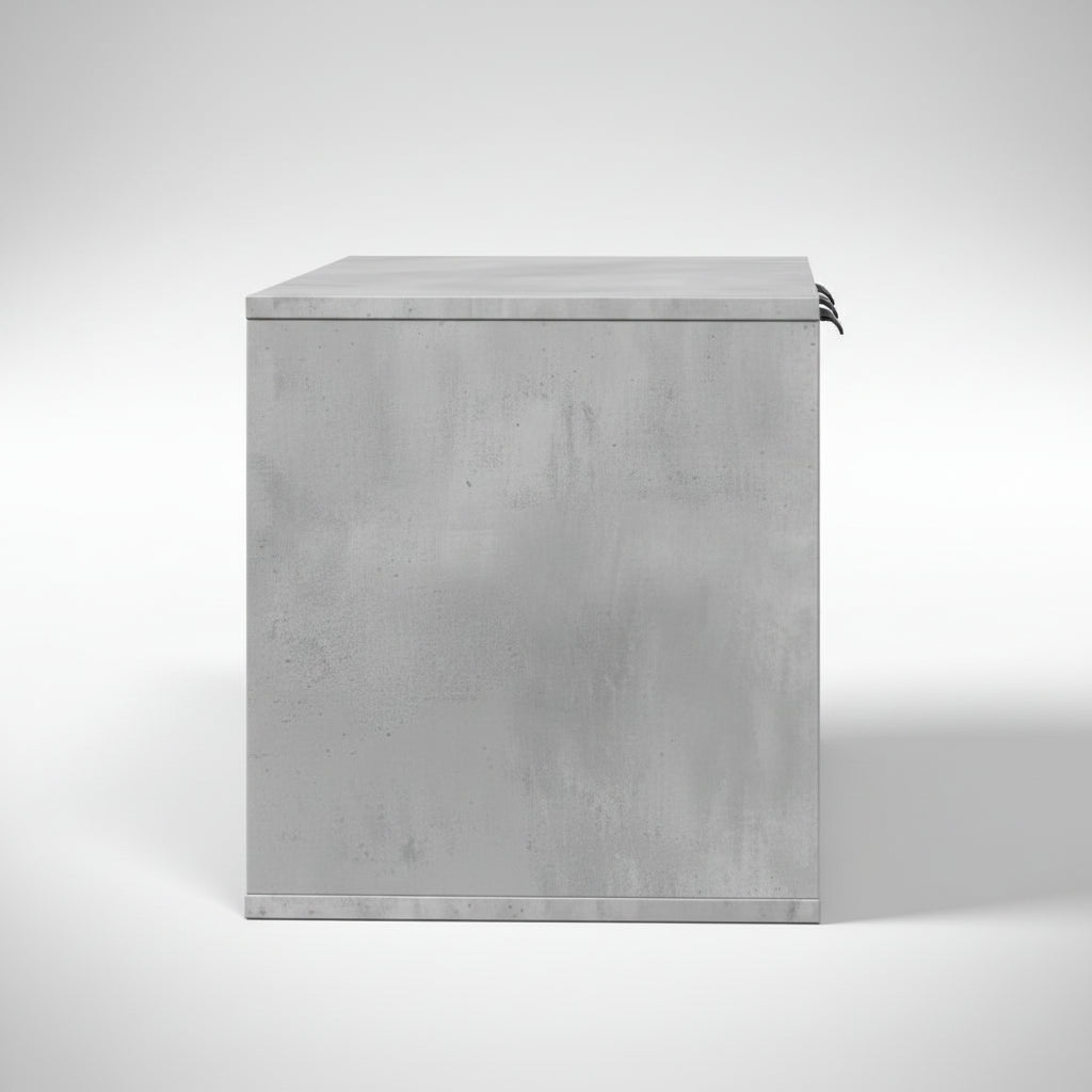 Une vue de profil épurée sur fond neutre du meuble pour chat haut de gamme au fini chêne gris. Cette perspective met en avant la silhouette moderne et la profondeur du meuble, conçu pour servir de cache-litière discret ou de niche élégante dans un salon moderne ou une salle de bain de luxe, par Palais Félin Paris.