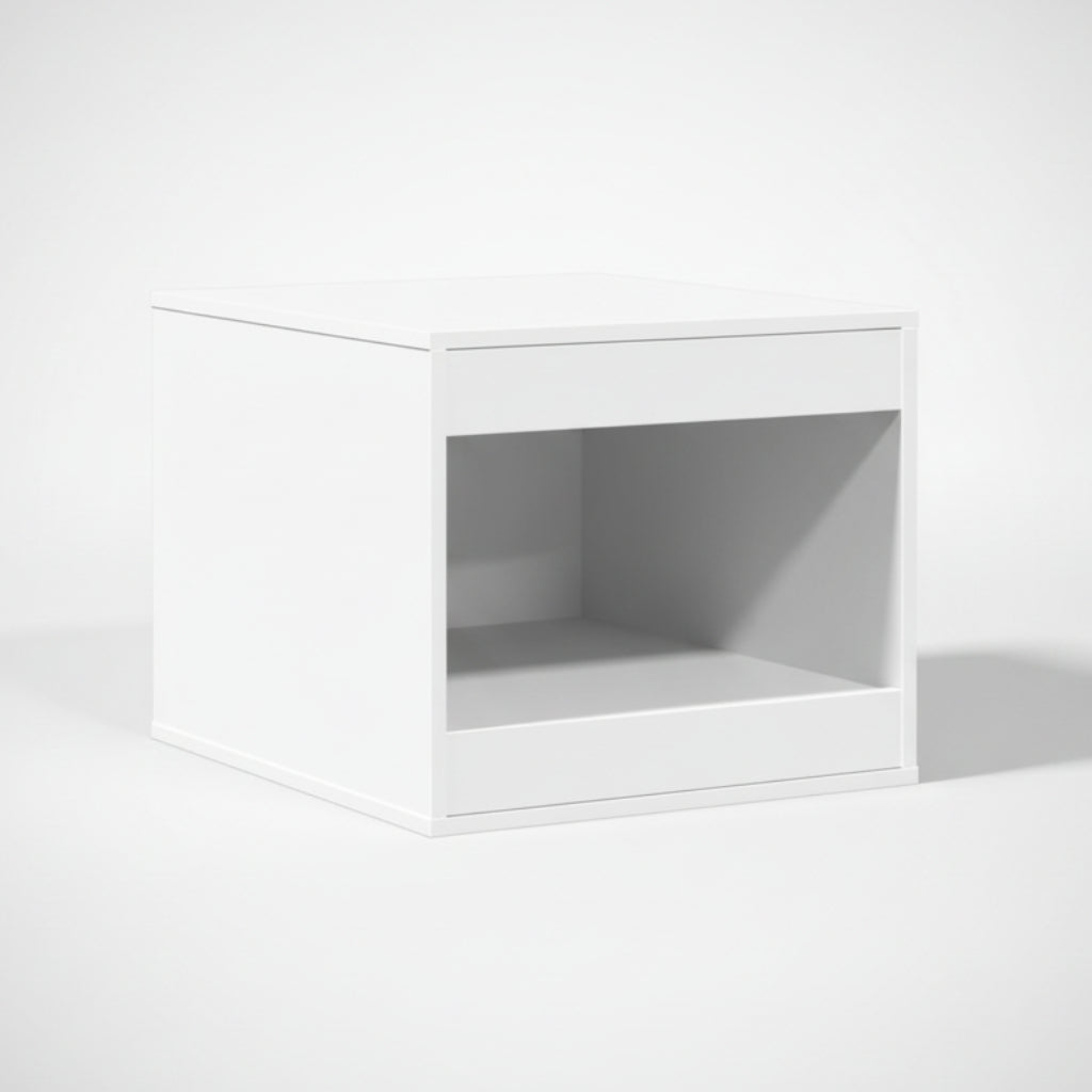 Un meuble pour chat au design minimaliste et luxueux de couleur blanche, conçu pour dissimuler une litière ou accueillir un coussin, équipé d'une fonction anti-odeur, présenté sur un fond épuré par Palais Félin Paris.