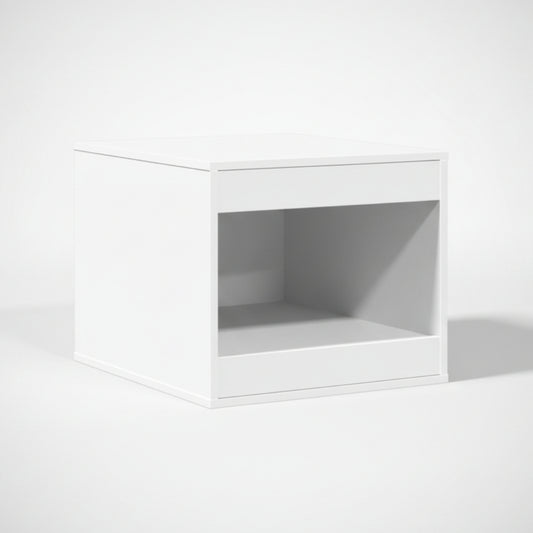 Un meuble pour chat au design minimaliste et luxueux de couleur blanche, conçu pour dissimuler une litière ou accueillir un coussin, équipé d'une fonction anti-odeur, présenté sur un fond épuré par Palais Félin Paris.