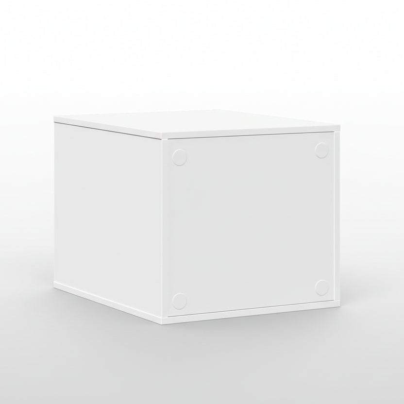 ​Une vue arrière nette et épurée sur fond blanc du meuble pour chat de luxe de couleur blanche. Cette perspective montre le dos du meuble, confirmant sa conception minimaliste conçue pour dissimuler discrètement une litière ou un coussin tout en conservant son élégance et sa fonction anti-odeur, par Palais Félin Paris.