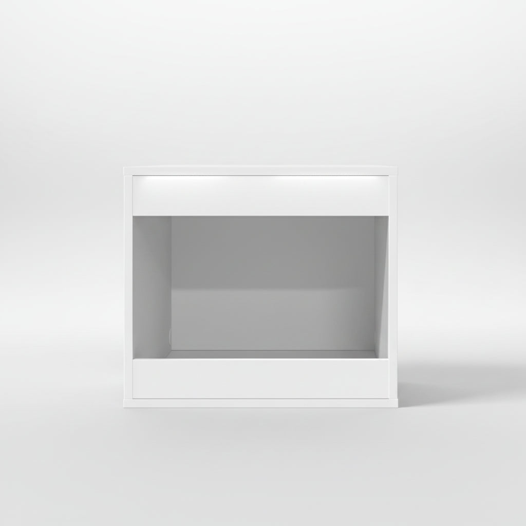Une vue de face nette et épurée sur fond blanc du meuble pour chat de luxe de couleur blanche. Le design minimaliste est conçu pour dissimuler discrètement une litière ou un coussin, offrant une esthétique soignée et une fonction anti-odeur, par Palais Félin Paris.