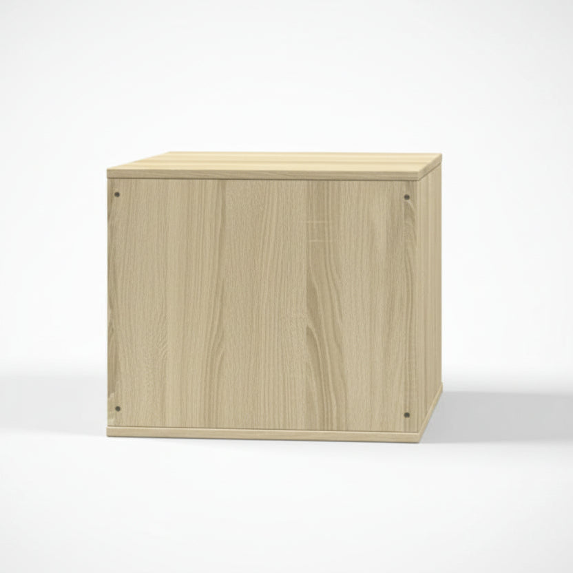 Une vue arrière claire et épurée sur fond neutre du meuble pour chat de luxe en chêne sablé. Cette perspective montre le dos du meuble, confirmant sa conception minimaliste et sa finition bois naturelle, idéales pour cacher discrètement une litière ou un coussin tout en conservant son élégance et sa fonction anti-odeur, par Palais Félin Paris.