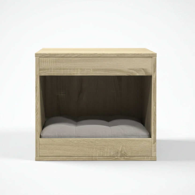 Une vue de face nette et épurée sur fond neutre du meuble pour chat haut de gamme au fini chêne sablé. Son design minimaliste est conçu pour dissimuler discrètement une litière ou accueillir un coussin, offrant une esthétique soignée avec une texture bois élégante et une fonction anti-odeur, par Palais Félin Paris.