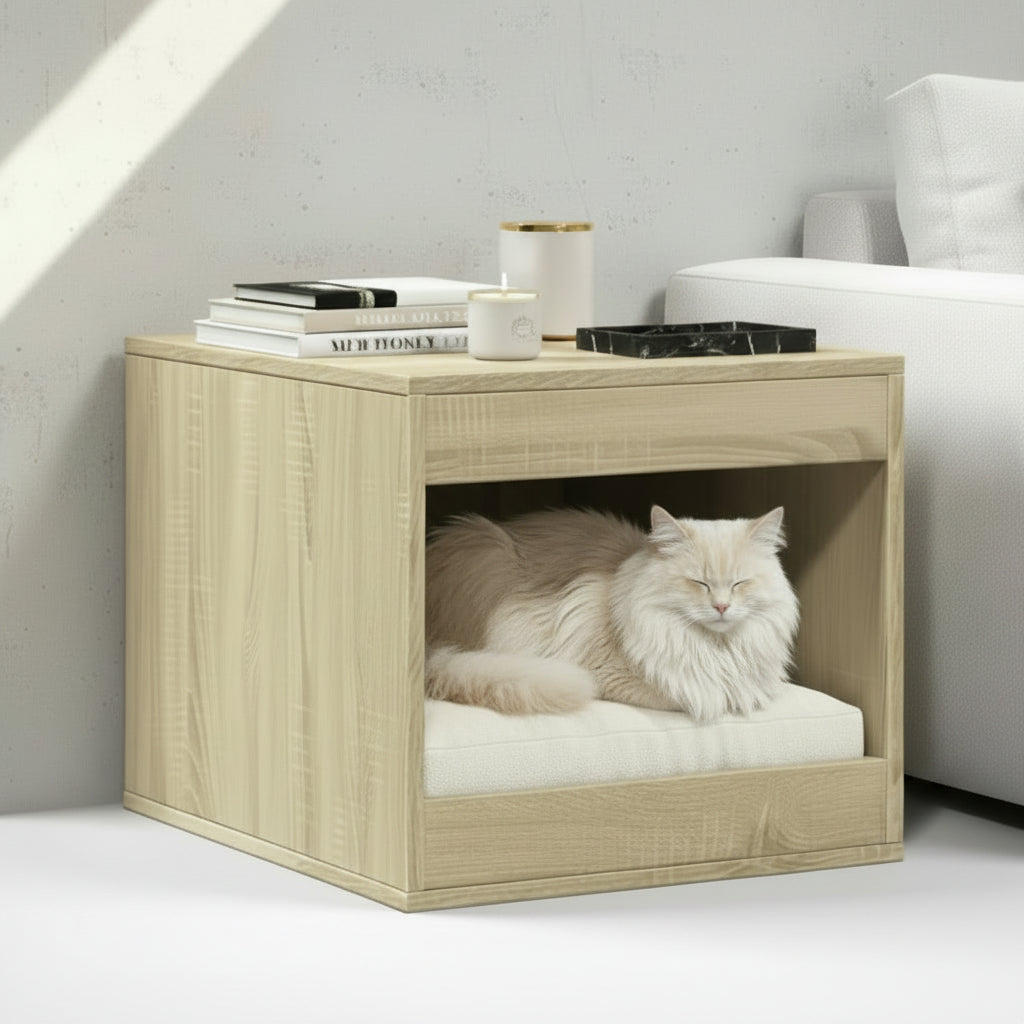 Un chat blanc se repose paisiblement à l'intérieur du meuble en chêne sablé, utilisé ici comme une table d'appoint élégante dans un salon lumineux. Le meuble, aux finitions boisées naturelles, s'intègre parfaitement à côté d'un canapé blanc dans un intérieur au style scandinave et luxueux, signé Palais Félin Paris.