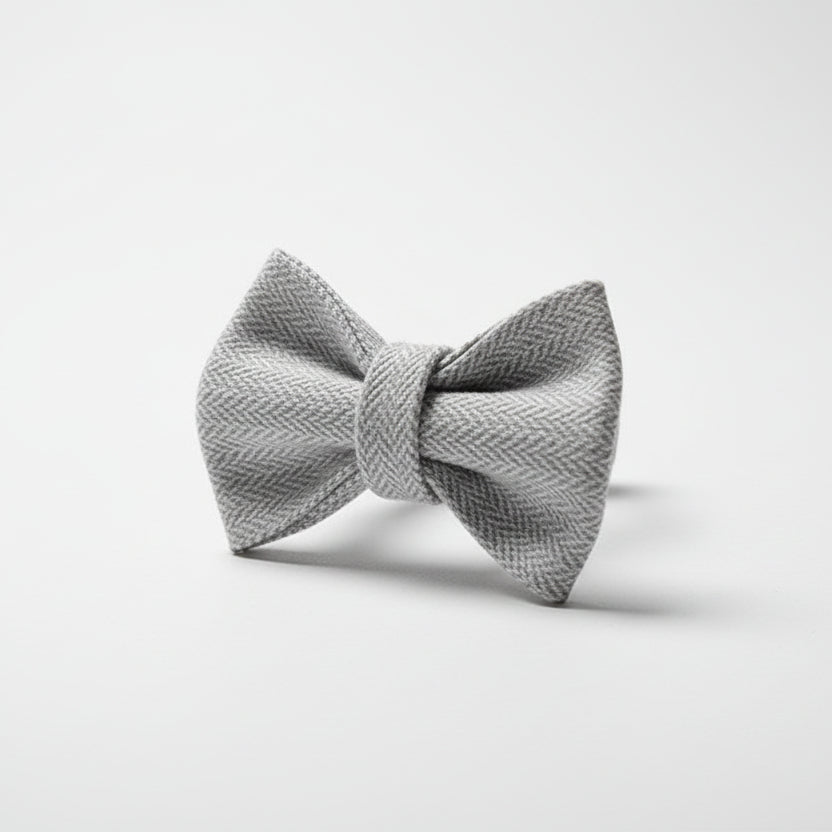 ​Nœud papillon gris amovible pour collier de chat en cuir synthétique haut de gamme Palais Félin Paris.