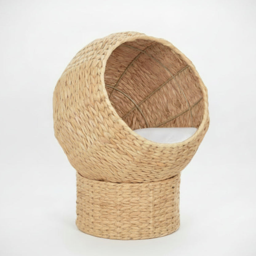 ​Panier pour chat design en jonc de mer tressé à la main avec coussin amovible luxe Palais Félin Paris.