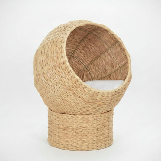 ​Panier pour chat design en jonc de mer tressé à la main avec coussin amovible luxe Palais Félin Paris.
