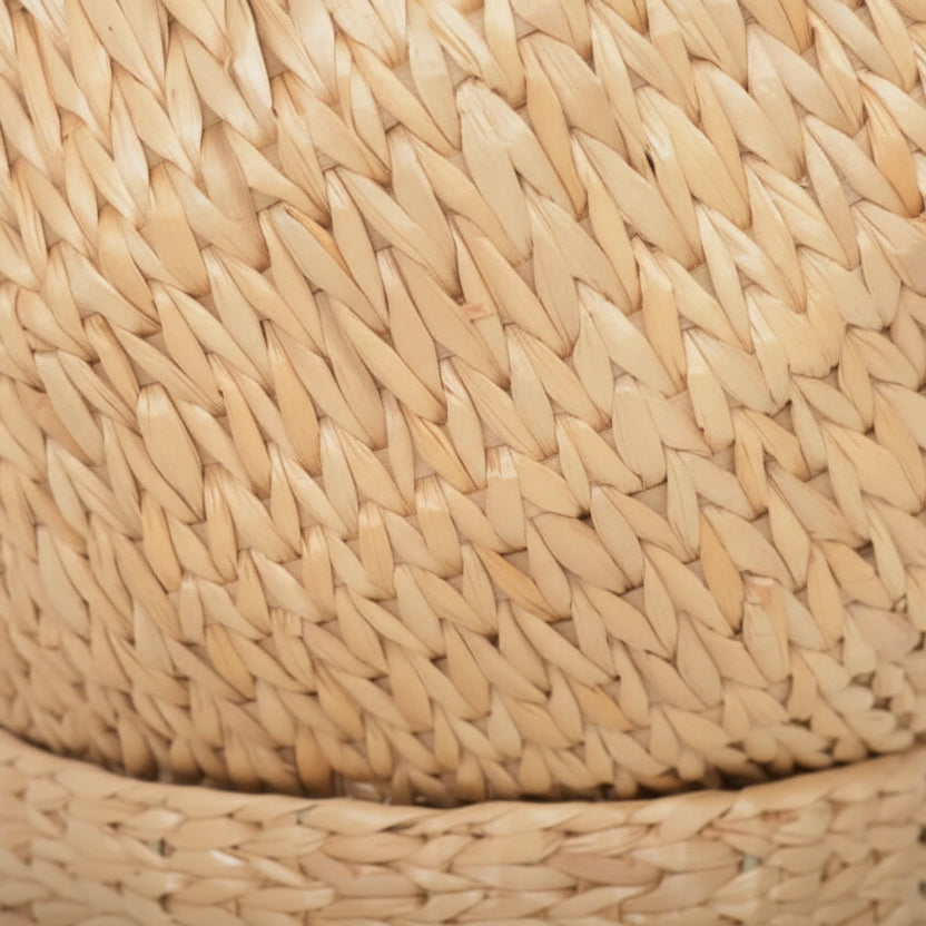 ​Gros plan sur le tressage en jonc de mer naturel du panier pour chat Cocon Alizé Palais Félin Paris.